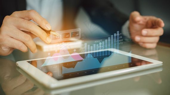 商人利用数字增强现实图形技术分析公司财务共同基金数据。 商人利用数字增强现实图形技术分析公司财务共同基金数据。