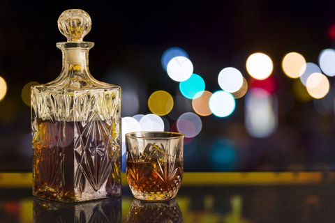 一杯威士忌和一瓶(bokeh)散景效果的瓶子