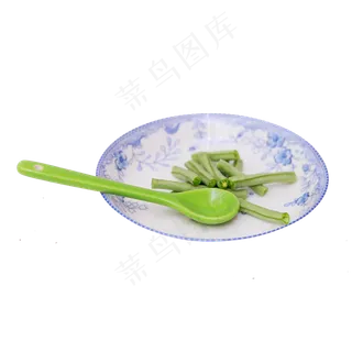 盛放在碟子里的长豆角