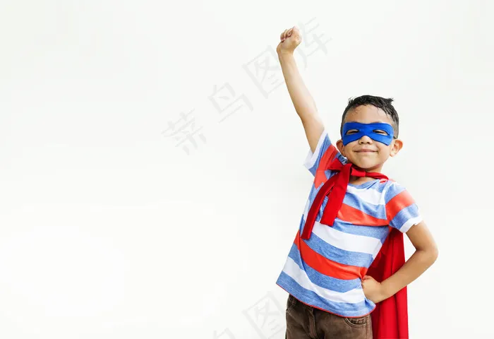 小男孩在操场上扮演超级英雄