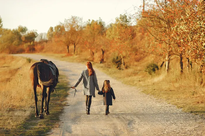 母女俩在田里玩马