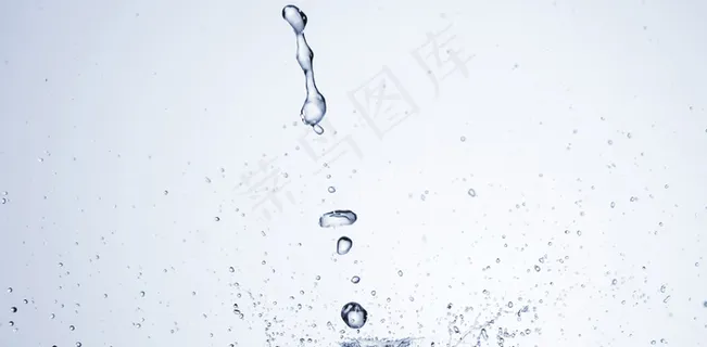 清水在浅背景上飞溅 清水在浅背景上飞溅