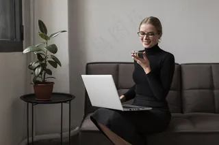 微笑的女人看着手机