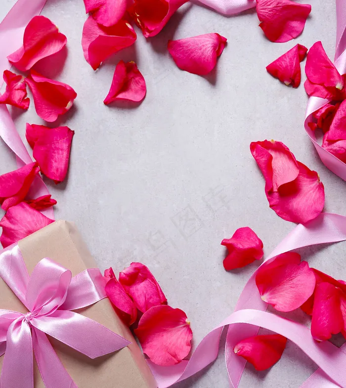玫瑰花瓣和礼盒