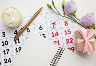 俯视笔记本和婚礼日历