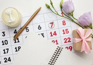 俯视笔记本和婚礼日历