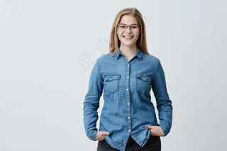 人，美和生活方式的概念。迷人的性感金发女人，戴着眼镜，笑容灿烂，穿着牛仔衬衫，笑容满面，很高兴见到她最好的朋友。快乐的好女人