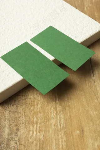 高角度名片和木桌