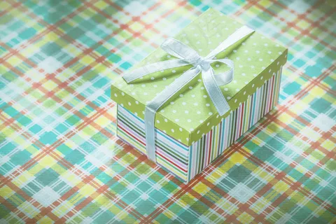 彩色格子桌布假日概念礼品盒