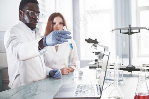 实验室实验室在化学实验室用透明的烧瓶进行实验。输出公式。 实验室实验室在化学实验室用透明的烧瓶进行实验。输出公式。