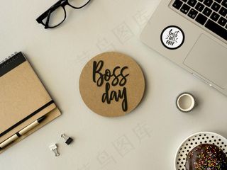 办公桌上有“老板日”的平面布置标牌