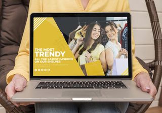 举着笔记本电脑的老妇人的正面图