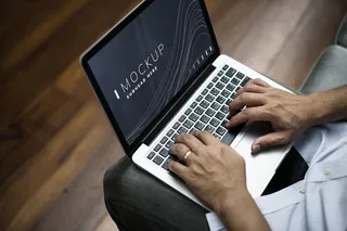 商人使用带有屏幕设计模型样机的笔记本电脑