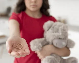 特写拿着结婚戒指的小女孩