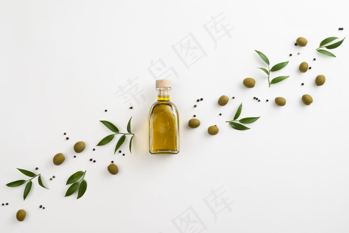 白色背景上可爱的叶子和橄榄油的排列