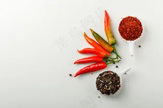 彩色胡椒粉和胡椒粉，顶部为彩色调羹