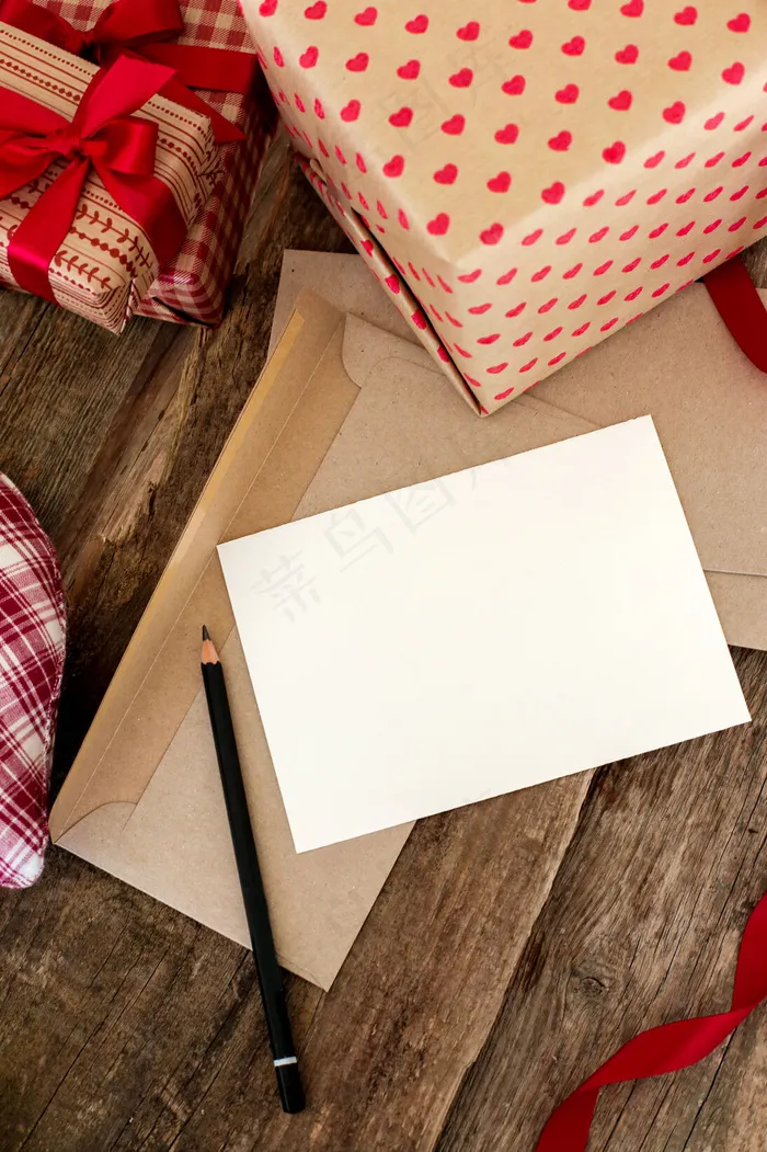 带铅笔和礼物的卡片