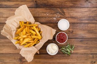 不同酱汁的炸薯条