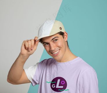 戴帽子时微笑的男人的正面图 戴帽子时微笑的男人的正面图