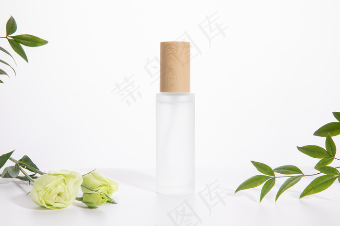 白色背景中的单瓶护肤品，玫瑰和绿叶