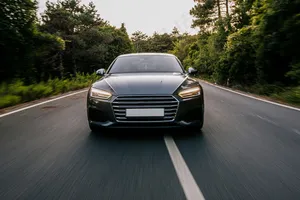 带氙气灯的豪华跑车。前视图。