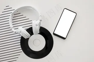 白色背景上音乐元素的排列