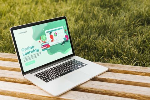 带在线学习登录页的笔记本电脑特写