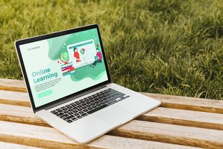 带在线学习登录页的笔记本电脑特写