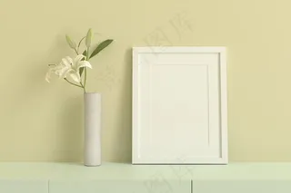 空白色相框，用于在淡黄色房间内插入带白花的文本或图像。