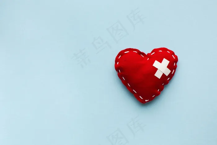 顶视图蓝色背景上的极简主义红心