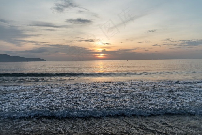 波涛汹涌的大海和落日