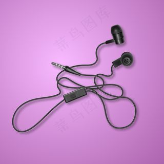 彩色背景上的逼真黑色耳机