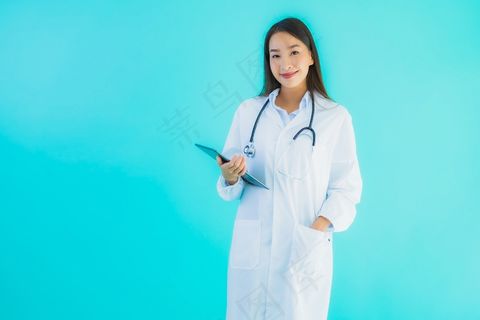 年轻的亚洲女医生用听诊器和药片