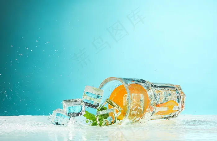 玫瑰异国情调鸡尾酒和蓝色水果