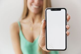 特写女性手持手机