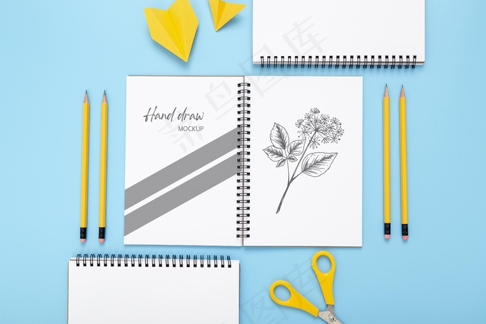 用笔记本和铅笔将桌面平放