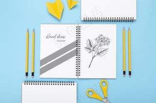 用笔记本和铅笔将桌面平放