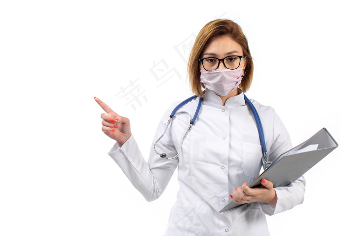 年轻的女医生穿着白色的医疗服，戴着白色防护面罩的听诊器，手里拿着白色的文件