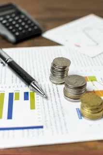 各种各样的硬币堆成一堆