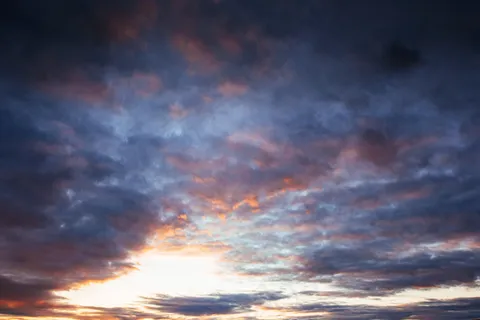 五彩缤纷的天空和太阳背景的山脉。日落,日出 五彩缤纷的天空和太阳背景的山脉。日落,日出