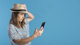 悲伤的女人有电话和复印空间