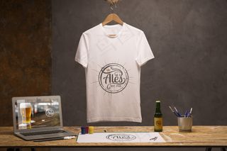 前视图白色t恤，带笔记本电脑和啤酒