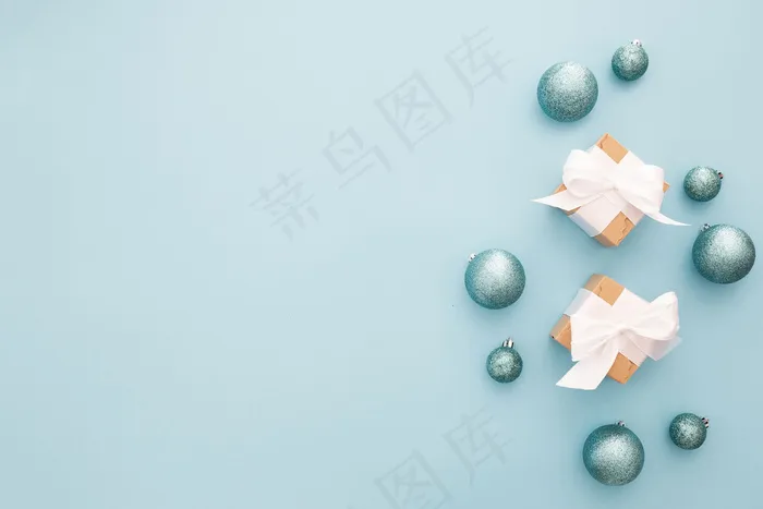 蓝色背景上的圣诞装饰品
