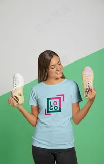 身穿t恤、手持运动鞋的女士的前视图