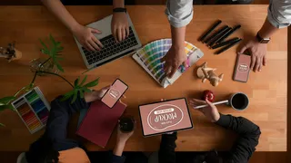 设计师团队简报的俯视图，关于他们的项目和设备模型样机