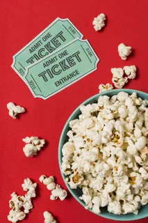放爆米花的碗旁边放电影票