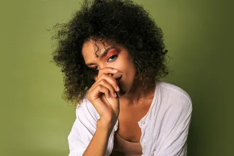 化妆鲜艳的女性 化妆鲜艳的女性