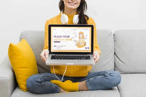 戴着耳机和笔记本电脑的女特写镜头