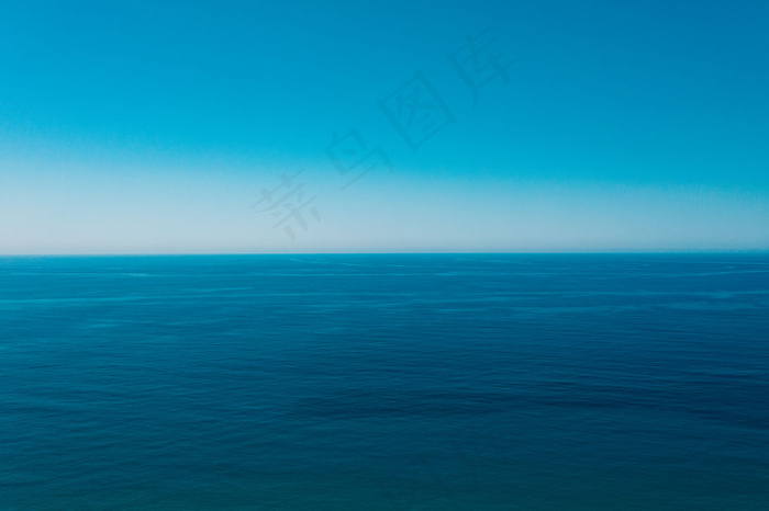 海蓝天空背景。