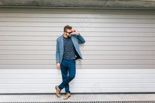 灰色墙上的帅哥